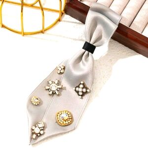 Elegant Design Alloy Royal Emblem Rhinestone Lady Brooch